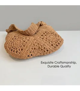 Détail du motif ajouré en losanges crocheté à la main sur le sac tissé de couleur kaki