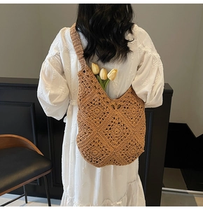 Détail d'un sac à bandoulière marron crocheté à la main avec motif losange sur robe blanche