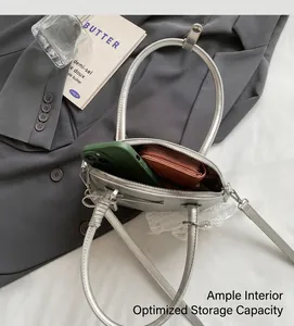 Interno spazioso della borsa argento con spazio per cellulare e portafoglio lungo