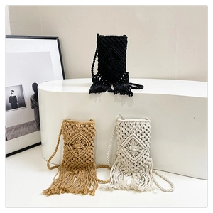 Trois sacs de téléphone en paille tissés main avec franges en noir, beige et blanc crème