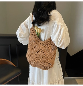 Détail d'un sac à bandoulière tissé marron ajouré avec motif floral et tulipes