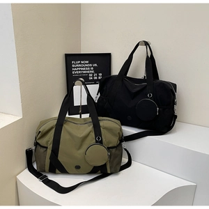 Details von Reisetaschen in Schwarz und Olivgrün mit Netztaschen und Minibeutel