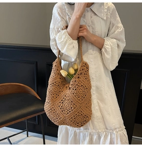 Détail du sac à bandoulière au crochet marron avec motifs ajourés en forme de losange