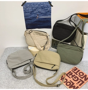 Détail montrant les couleurs et la structure multi-poches des sacs à bandoulière en nylon