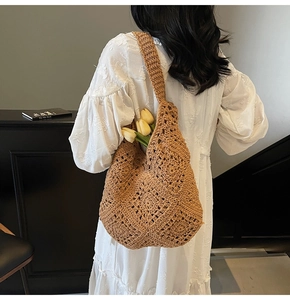 Gros plan d'un sac à bandoulière en crochet marron avec une texture tissée à la main spacieuse