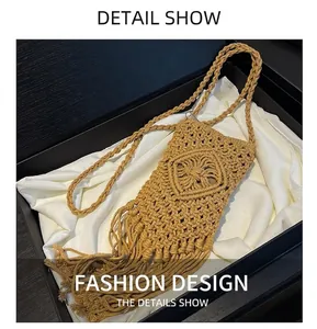 Détail macro du sac de téléphone au crochet kaki avec pompons et motif géométrique
