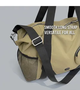 Nahaufnahme der olivgrünen Reisetasche mit breiten Trageriemen und seitlicher Netztasche