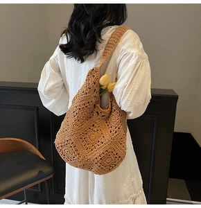Vue détaillée d'un sac hobo au crochet kaki avec un motif de tissage ajouré sophistiqué