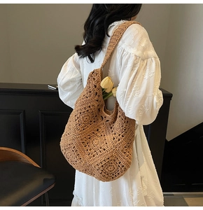 Détail du sac hobo tissé main avec motif en résille fleurie et large bandoulière intégrée