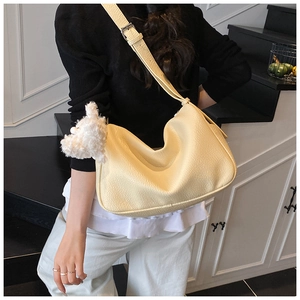 Beige Hobo-Tasche aus strukturiertem Leder mit verstellbarem Riemen und Plüsch-Anhänger