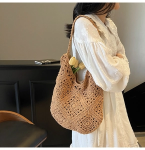 Détail du sac à bandoulière fait main au crochet avec une texture tissée riche