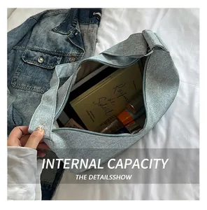 Vue intérieure d'un sac cabas en denim bleu clair montrant sa grande capacité de rangement
