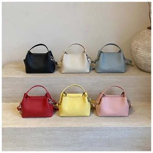 Présentation de six sacs seaux rétro de couleurs variées avec texture grainée chic