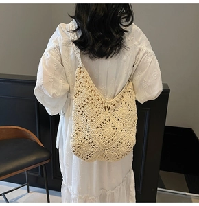 Détail du sac à bandoulière en crochet fait main beige porté par un mannequin