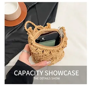 Vue intérieure du sac seau tissé main montrant la capacité pour smartphone et cosmétiques