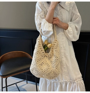 Gros plan détaillé d'un sac cabas en crochet beige avec des motifs floraux ajourés