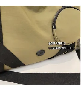 Detail der olivgrünen Reisetasche mit Strukturstoff, NOCO Logo und kleiner runder Tasche