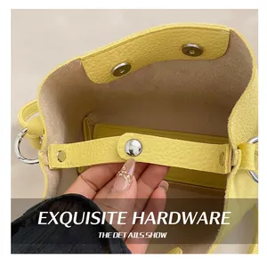 Détail du sac seau en cuir jaune avec fermoir magnétique argenté et poche intérieure