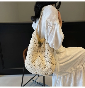 Détail du sac cabas tissé crème avec motif de crochet ajouré de style bohème chic