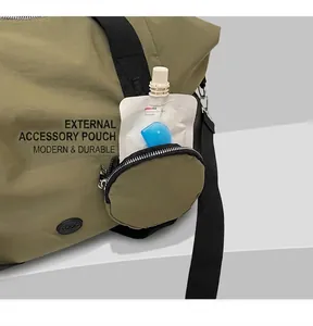 Detailansicht der olivgrünen Reisetasche mit runder Seitentasche für Kleinigkeiten