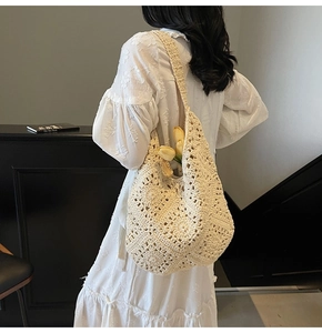 Détail du sac à bandoulière en crochet ajouré blanc crème avec motif floral brodé