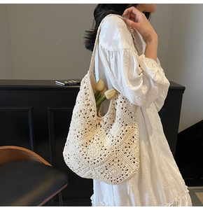Détail de motifs géométriques crochetés sur un sac fourre-tout d'été tissé blanc crème