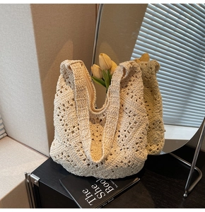 Détail du motif floral au crochet sur le sac à bandoulière hobo beige