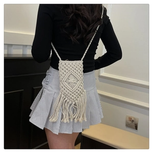 Détail du sac seau macramé fait main avec franges bohèmes et texture en coton tissé