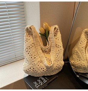Gros plan détaillé du sac cabas en crochet ivoire avec tissage floral et accents en bois