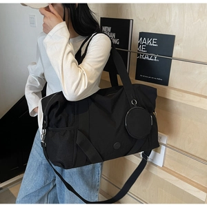 Detailansicht einer großen schwarzen Reisetasche aus Nylon mit verstellbarem Gurt