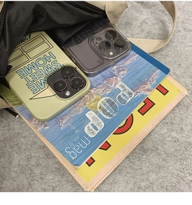 Détail de la grande capacité du sac en nylon beige avec téléphones et magazines inclus