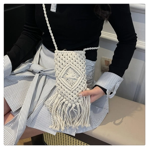 Détail du mini sac seau en coton crème tissé à la main avec franges et glands bohèmes
