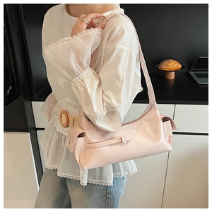 Sac sous les aisselles en cuir rose clair brillant avec poche latérale sur modèle