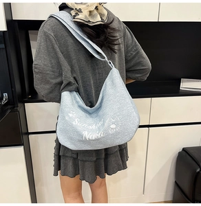 Gros plan d'un sac fourre-tout bleu clair en toile avec imprimés de chien mignons