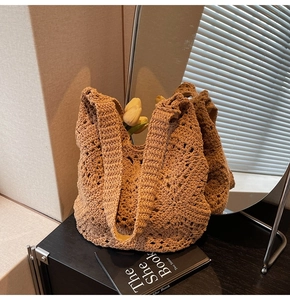 Gros plan détaillé du sac cabas au crochet marron avec des motifs floraux ajourés élégants