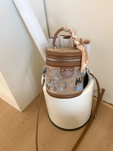 Borsa a secchiello cilindrica ricamata graffiti con manico a foulard e bordi marroni