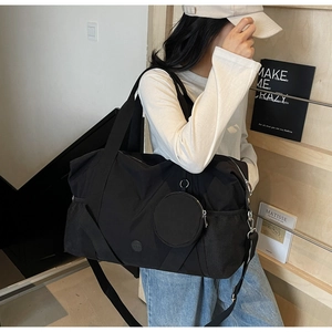Detailansicht der schwarzen Reisetasche mit Netztasche und abnehmbarer Geldbörse