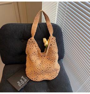 Gros plan du sac fourre-tout tissé caramel avec texture fleurie au crochet et bandoulière chic