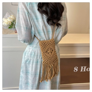 Détail du sac à téléphone bohème tissé à la main avec franges, porté par un mannequin