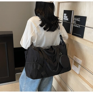 Detailansicht der großen Reisetasche mit Netzseitenfach und abnehmbarem Münztäschchen