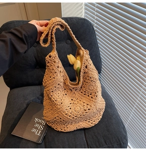 Détail du sac hobo en crochet fait main montrant le motif de tricot ajouré et texture
