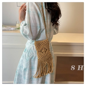 Vue détaillée du sac seau bohème tissé à la main avec motifs losanges et franges