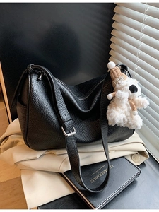 Damen Mode PU Leder Kieselmaserung Umhängetasche Große Kapazität Tote Bag Schicke Schultertasche Mit Plüschbär Anhänger