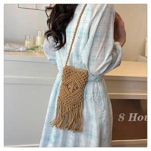 Détail du sac seau en macramé fait main avec de longues franges et un motif en losange