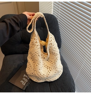 Gros plan du sac cabas en crochet crème montrant la texture géométrique évidée