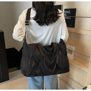 Detail der schwarzen Nylon-Reisetasche mit Netztasche und abnehmbarem Münzfach