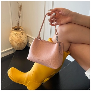 Dettaglio borsa a secchiello in pelle rosa con scritta dorata Fashion & Bags