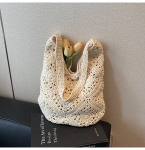 Détail du sac au crochet fait main avec texture florale et tulipes sur un livre