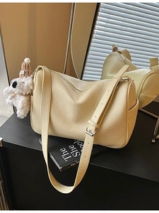Schicke beige Schultertasche mit Litschi-Maserung, Plüsch-Anhänger und Gurt
