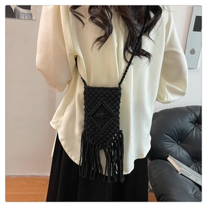 Détail du petit sac à bandoulière noir tissé à la main avec franges et texture losange